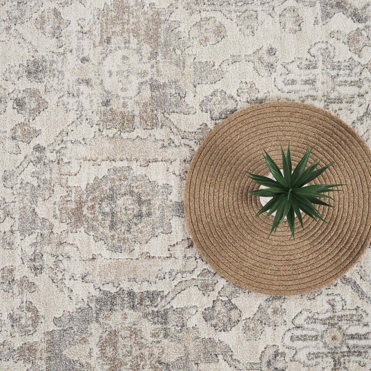 Beau Vintage Cream and Grey Distressed Medallion Design: 5'3" x 7'7"