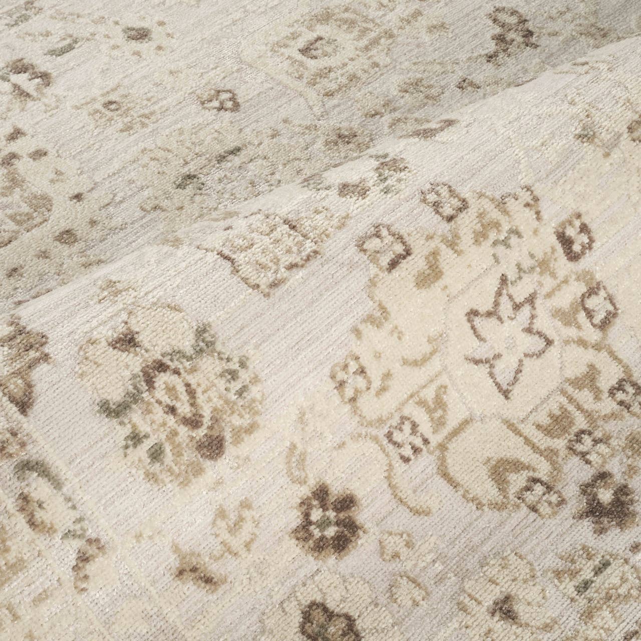 Nora Traditional Distressed Floral Beige Area Rug: 2'6" x 6'